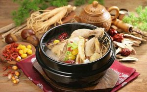 Gà hầm nhân sâm, kỷ tử thích hợp cho người can thận hư, tinh huyết kém